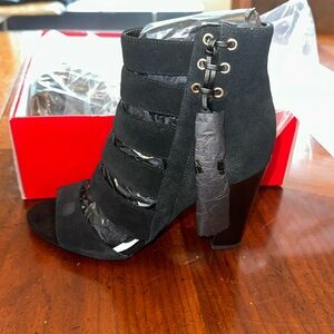 Women brand new- Guess black suede 4in wedge heel